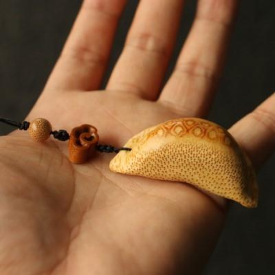 精选高密度几十年满钉老竹根纯手工雕刻竹雕饺子手把件把玩收藏竹