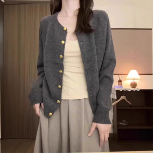 软糯外套 毛衣女秋冬季 韩系简约超好看小金扣灰色圆领长袖 针织开衫