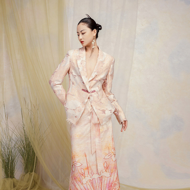 ANGEL CHEN陈安琪 SS24 粉色破洞提花手工盘扣西装