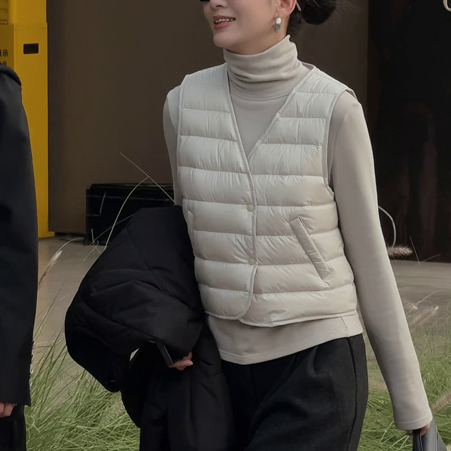 高品质白鸭绒轻薄V领羽绒马夹