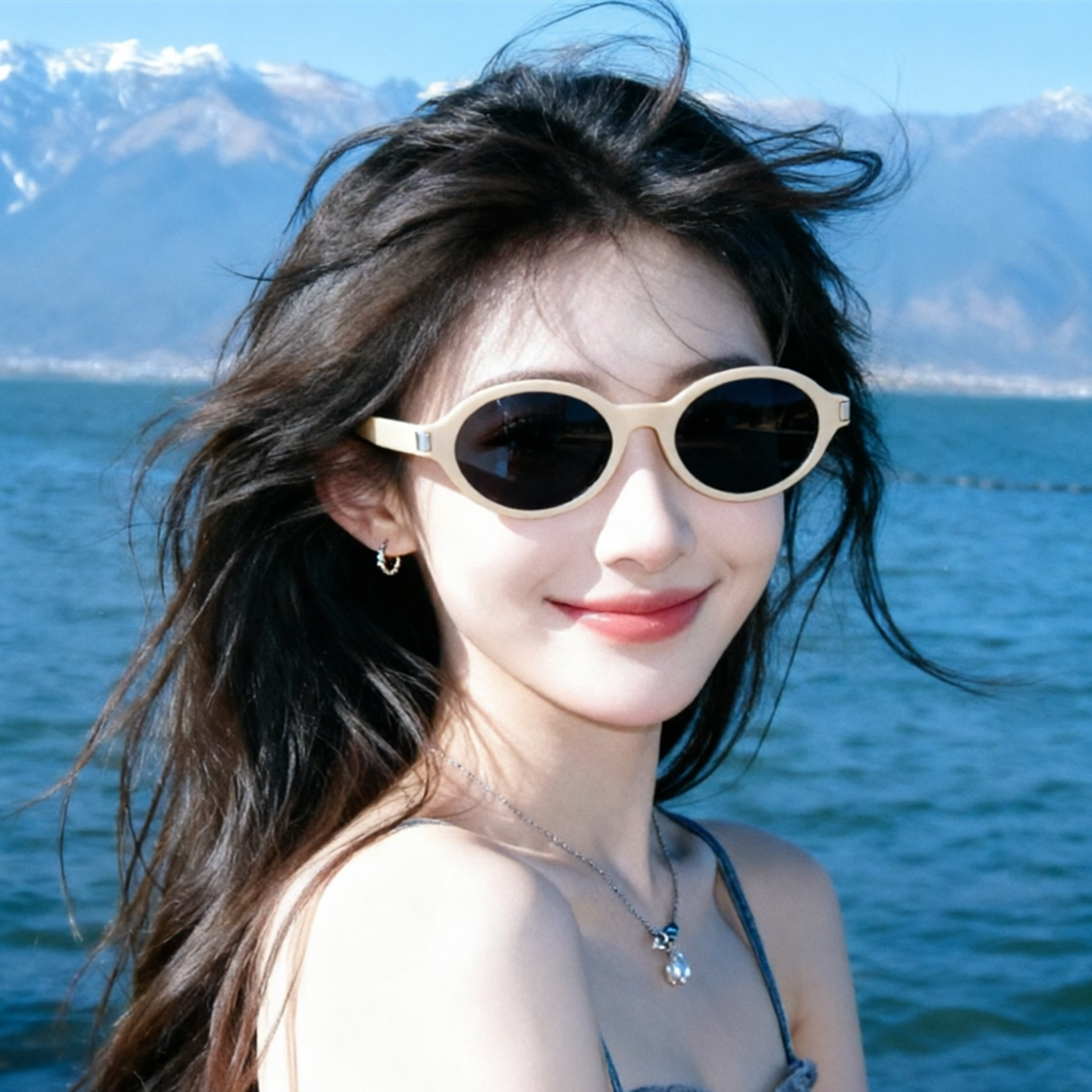 2026新款白色太阳镜女椭圆形老钱风高级感海边街拍墨镜防紫外线潮