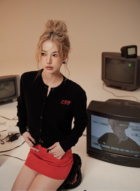 F1os 慵懒范儿 小众字母印花设计全羊毛黑色针织衫女气质圆领开衫