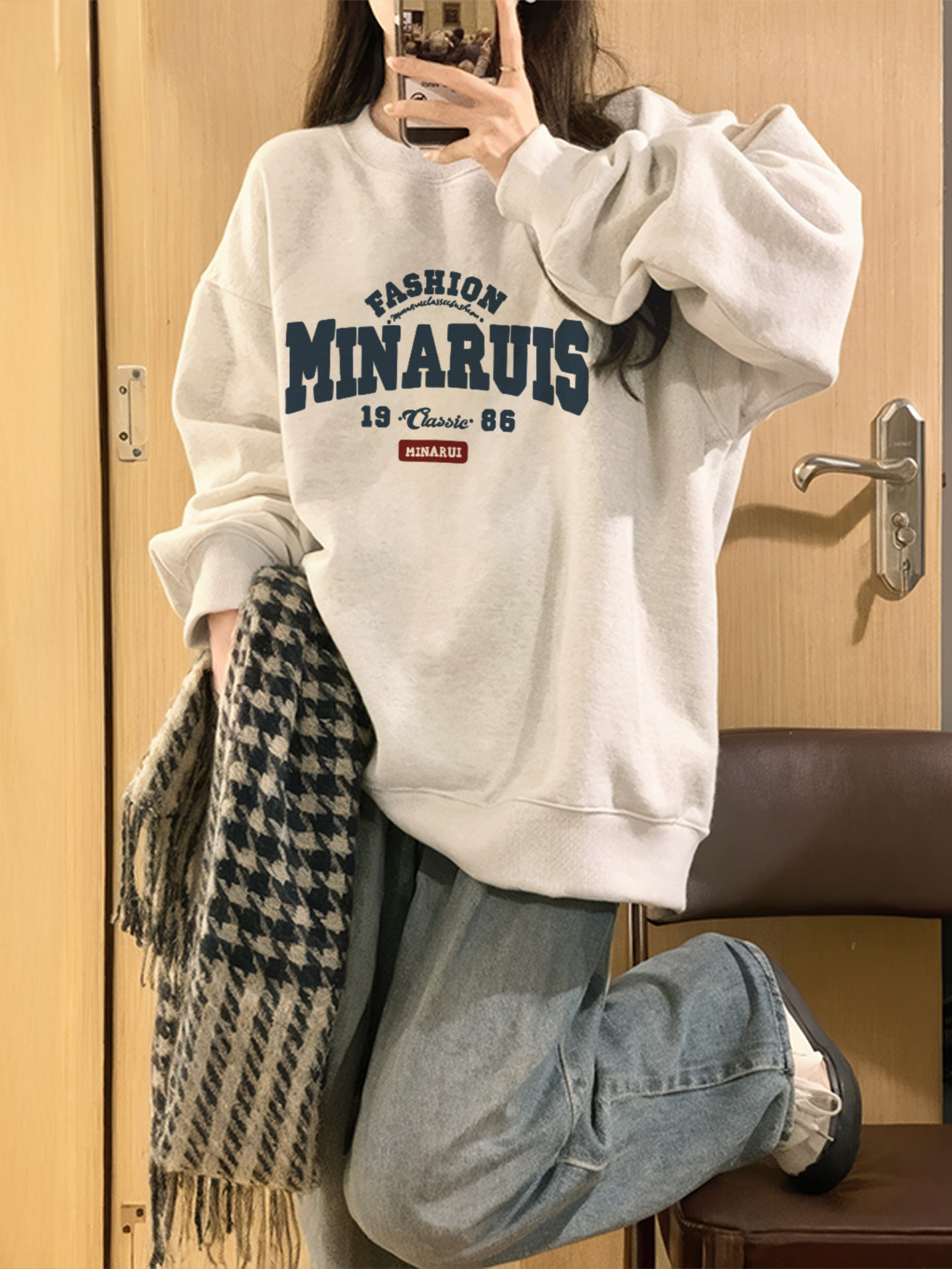 Round neck loose women's sweatshirt, new 2025 autumn and winter style, with added fleece and thickness, no hood, in white and gray, extremely good-looking top