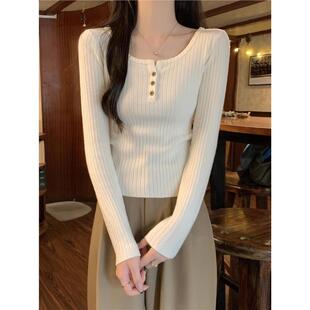 法式方领针织毛衣漏锁骨打底衫女春秋冬季肌理感修身纽扣长袖上衣