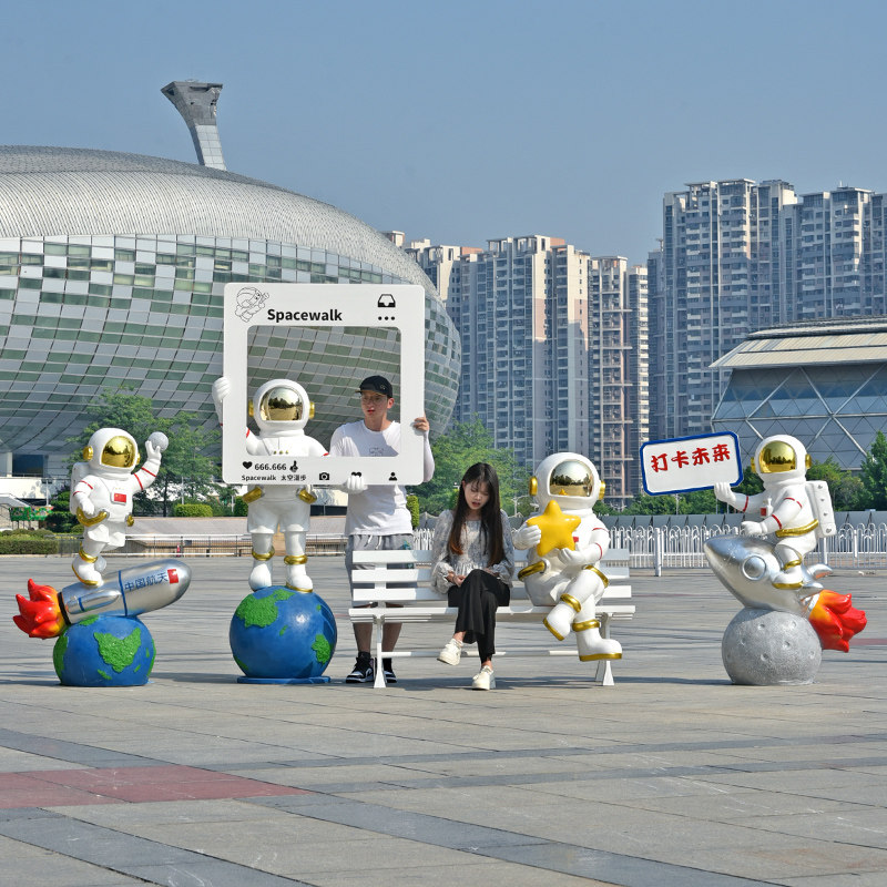 太空人太空人玻璃纤维雕塑科技馆航天模型商场风景区打卡景观装饰