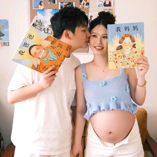 孕妇照道具写真居家自拍卡通创意全家福手持绘本影楼拍摄小摆件