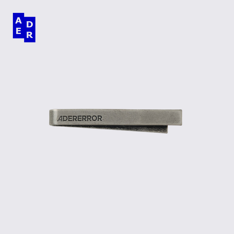 ADERERROR 24FW Product. 100领带夹不规则形状标志雕刻设计