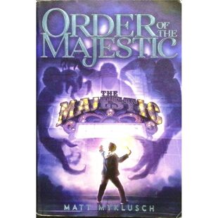 纽约时报畅销书作家马特迈克卢施创作的青少年奇幻小说庄严秩序讲述十三岁少年乔伊意外发现真实魔法世界并卷入古老魔法组织冲突