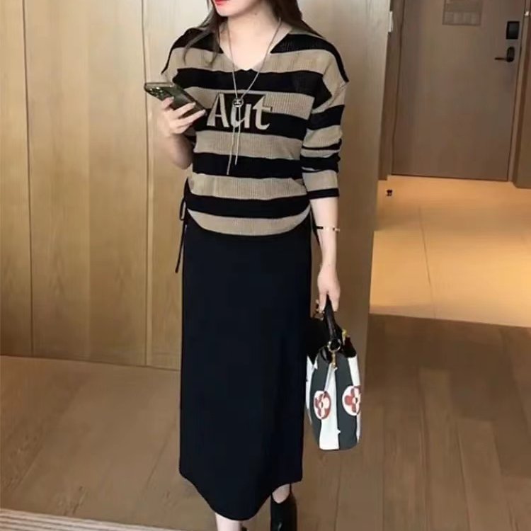 2025冬季爆款长袖连衣裙套装女2024秋季新款洋气质V领条纹针织衫