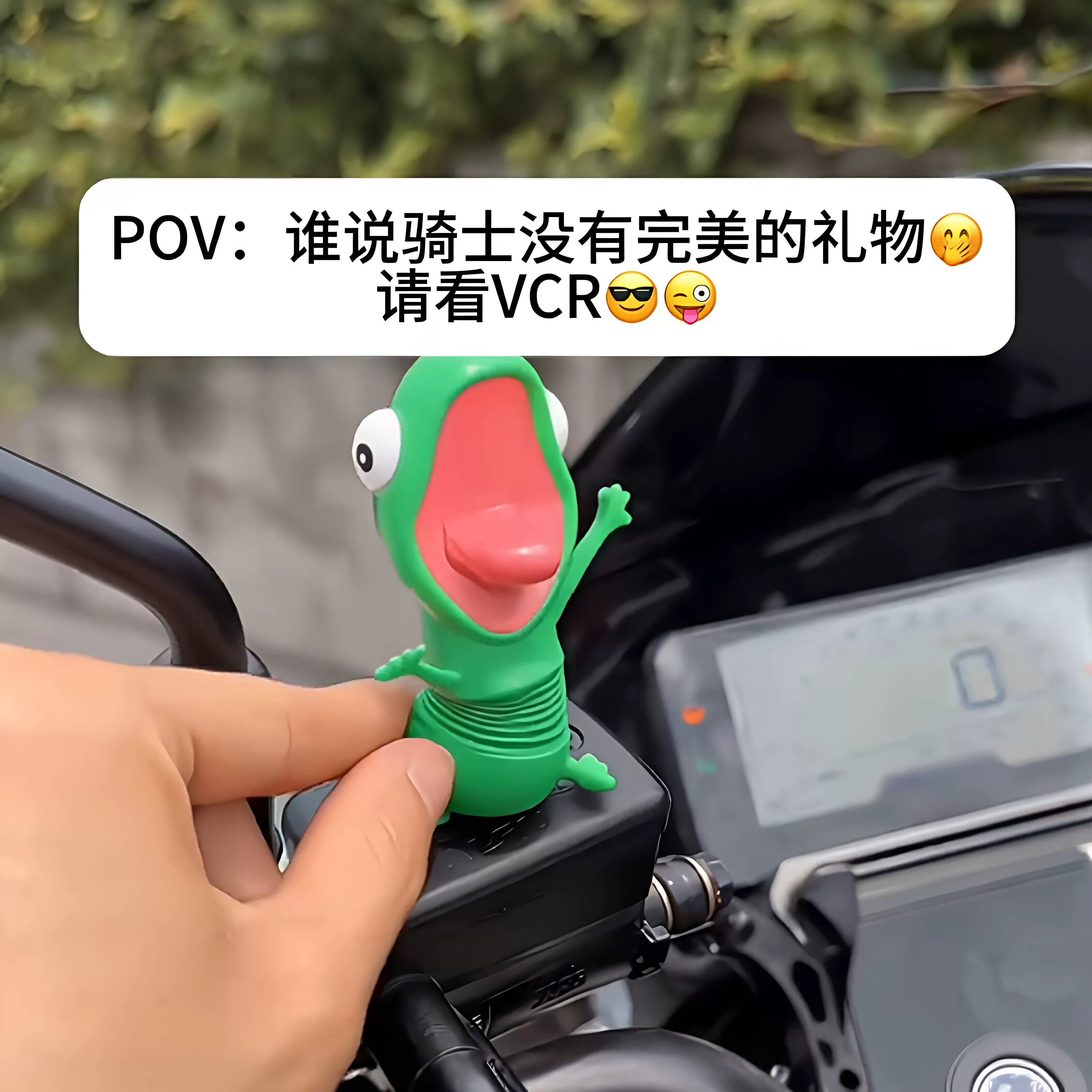 车载可晃动弹簧蜥蜴解压摆件