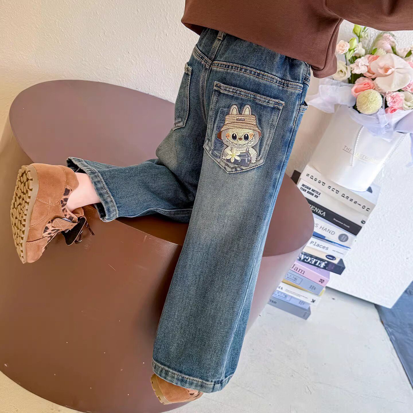 女童卡通刺绣牛仔裤春秋2026新款洋气女孩直筒长裤儿童百搭裤子