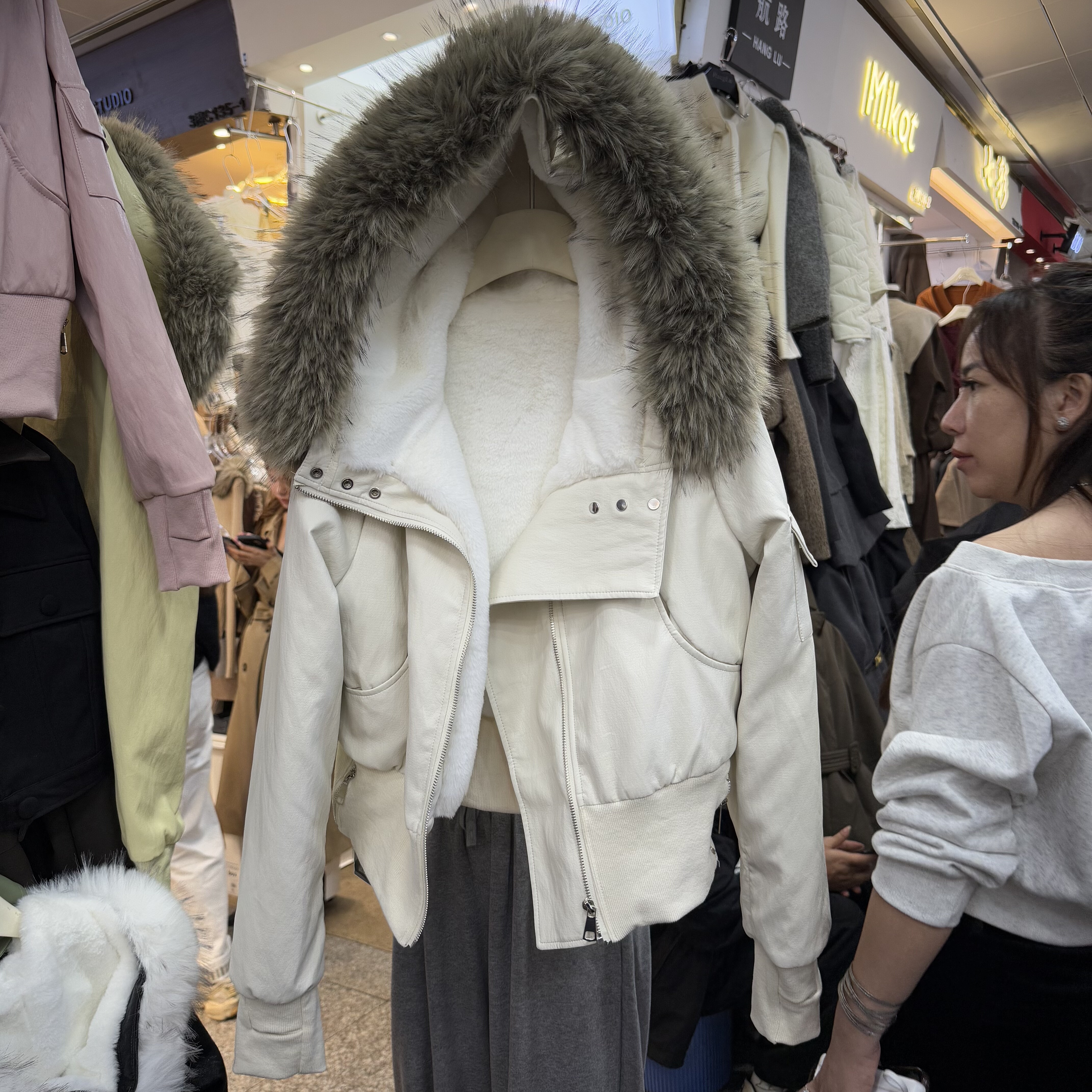 2025秋冬新韩版毛毛连帽拉链加绒保暖短款Pu皮修身外套女厚上衣