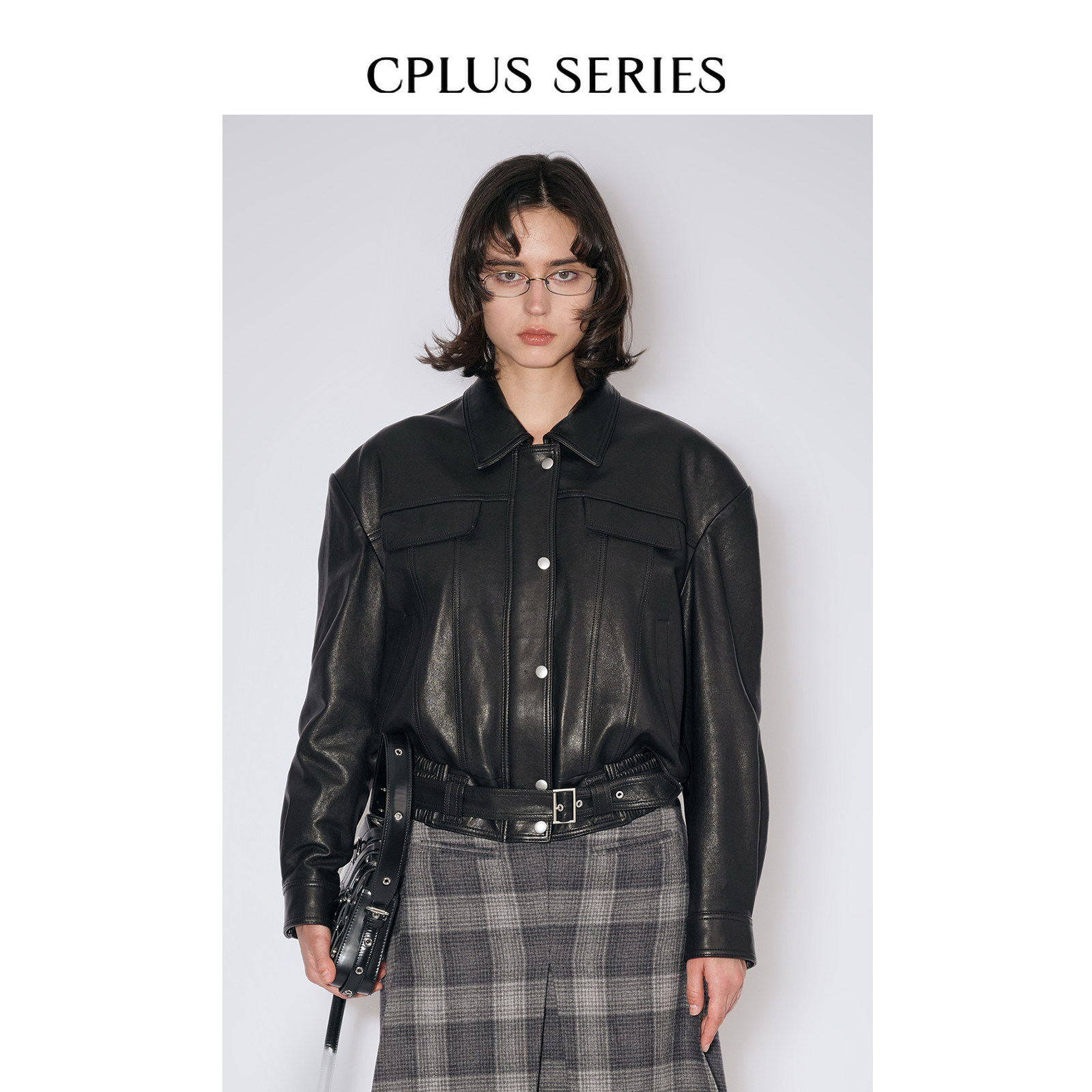 翻领+胸前贴袋+金属按扣门襟