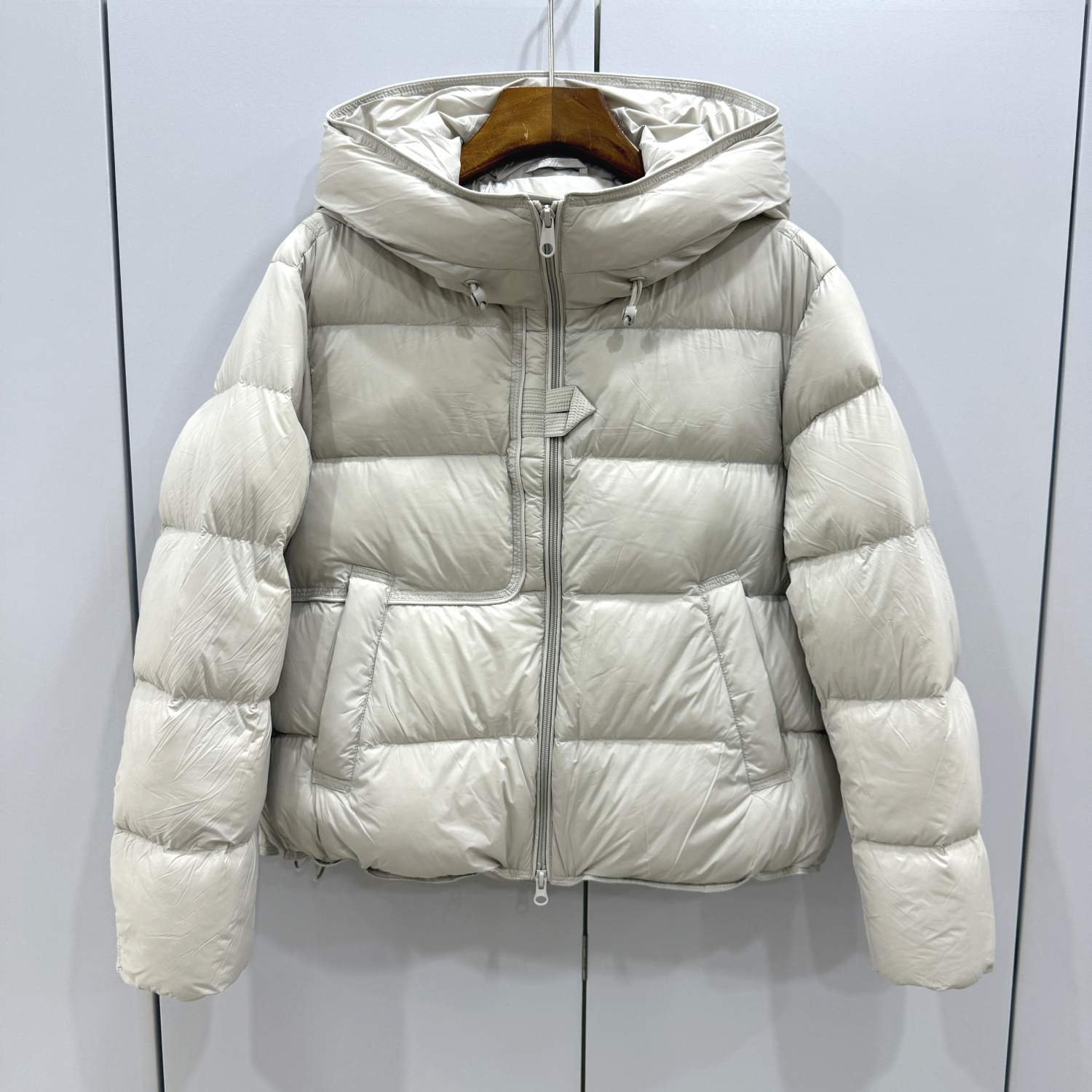 892A23欧洲站25冬新款时尚云朵泡芙舒适加厚抽绳连帽短装羽绒服女