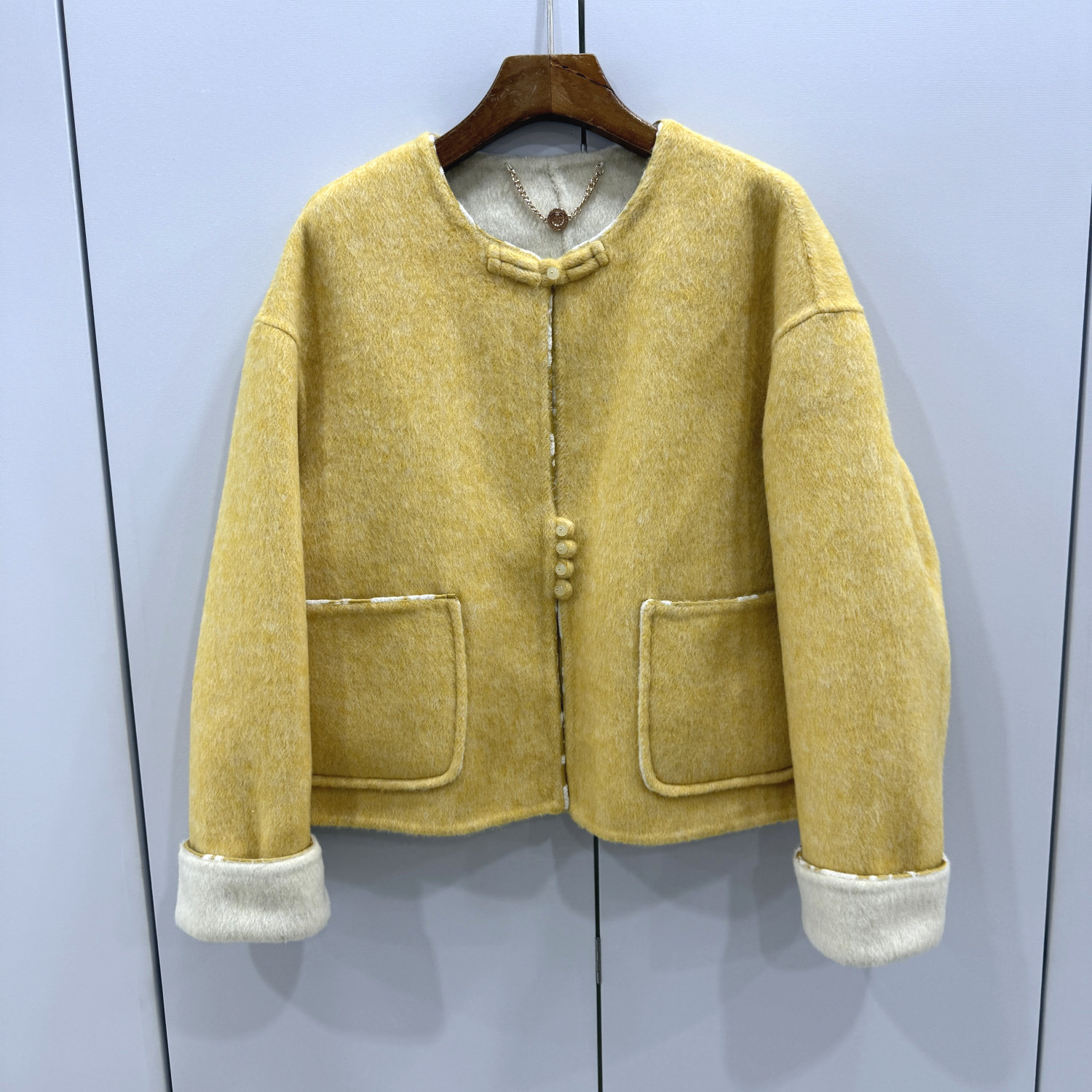 113-281337欧洲站25冬珍珠盘扣圆领休闲宽松桑蚕丝双面羊毛呢外套