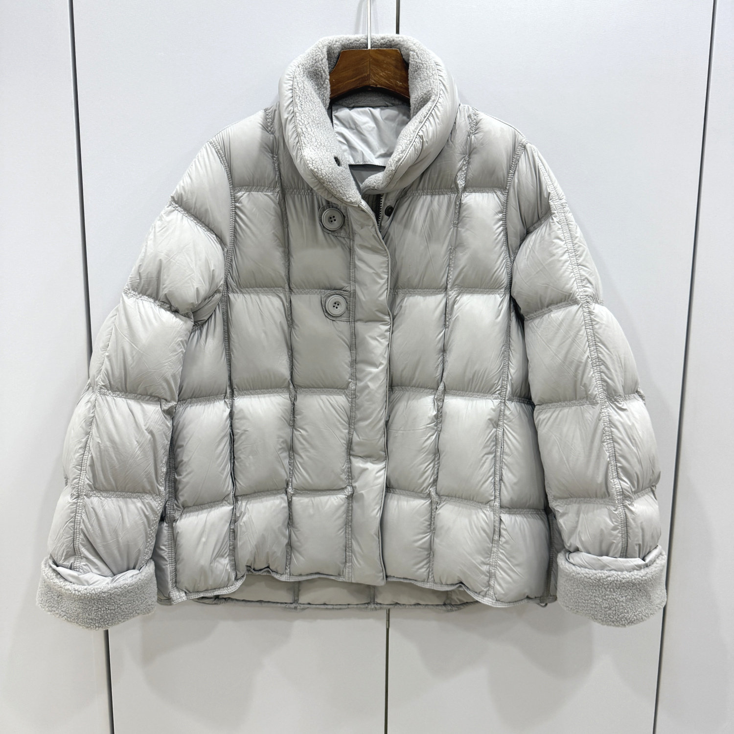 823欧洲站25冬两粒纽扣装饰羊羔毛翻领云朵泡芙大格子减龄羽绒服