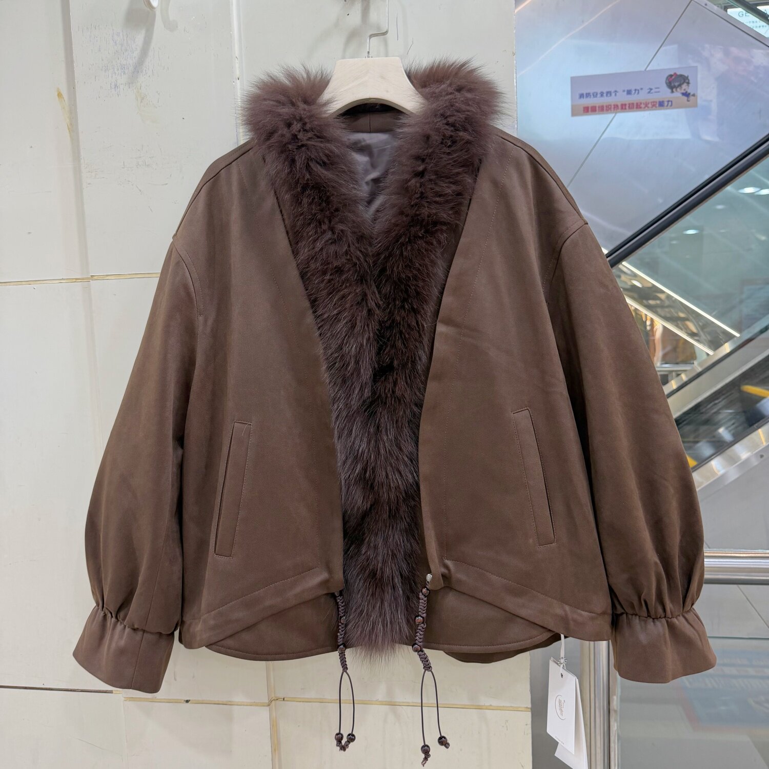 韩伊雪6878 狐狸毛领门禁毛抽绳A字斗篷喇叭袖口白鹅绒羽绒服冬
