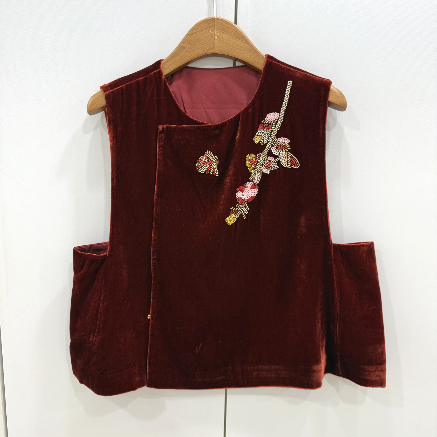 26737欧洲站2026春侧门襟按扣重工钉珠刺绣花真丝丝绒国风马甲女,女装/女士精品,上衣,淘宝优惠券,粉丝福利购,淘宝优惠卷