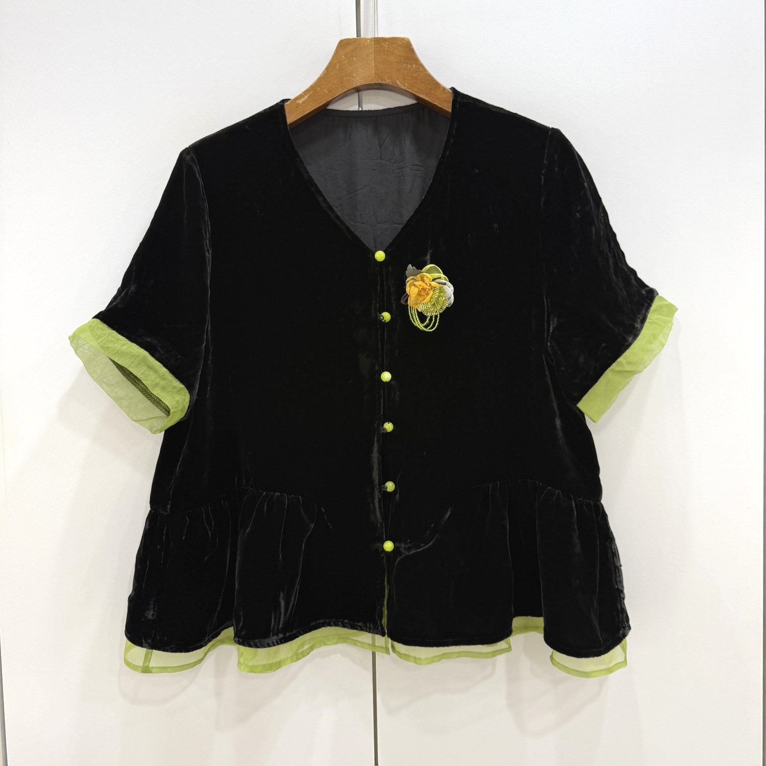 37363真丝丝绒V领短袖上衣女撞色欧根纱荷叶边胸花单排扣减龄衬衫