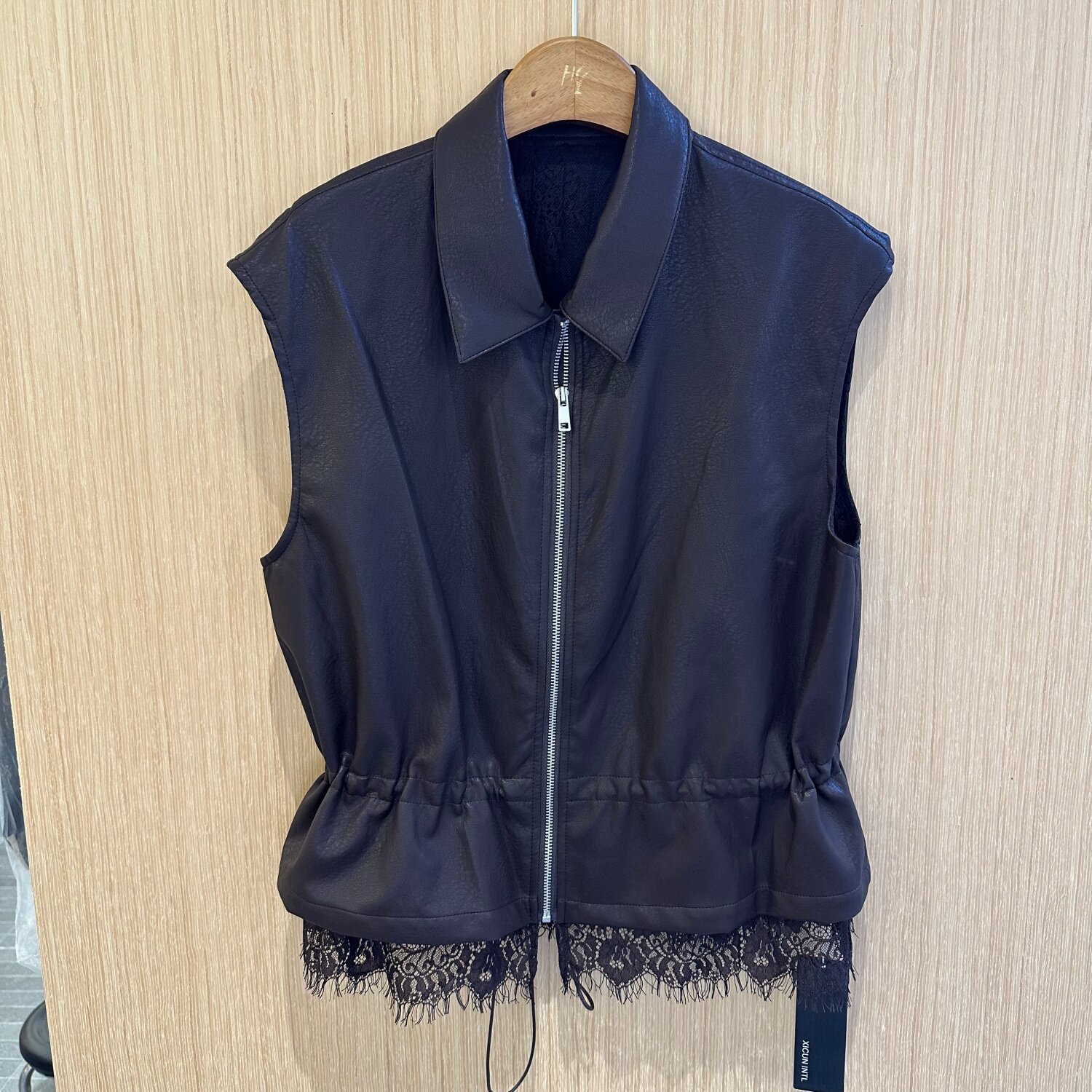 XC6QH10030欧货时尚百搭蕾丝拼接PU皮马甲女无袖翻领拉链外套26秋