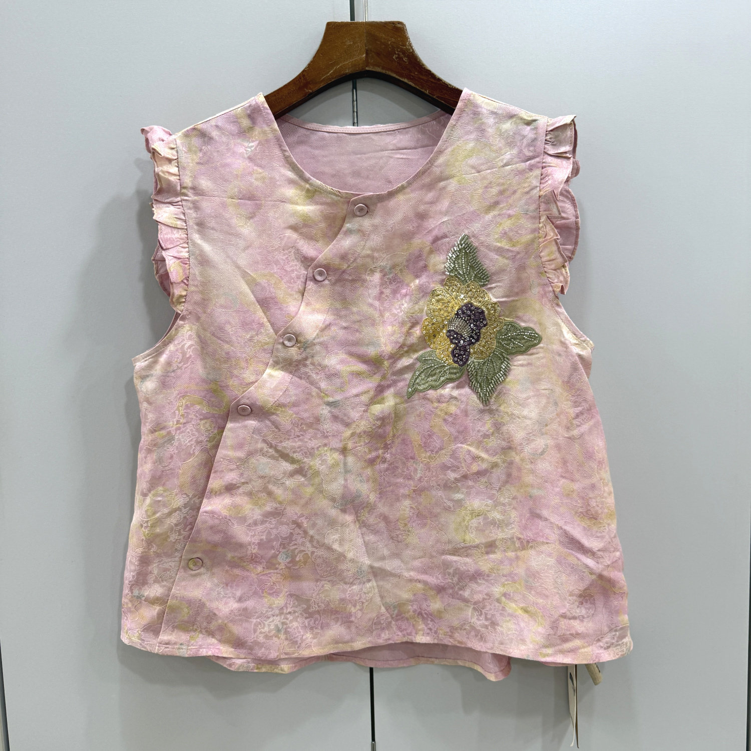 26813 木耳花边袖亮片刺绣花斜门禁扣圆领后荷叶边A字真丝衬衣
