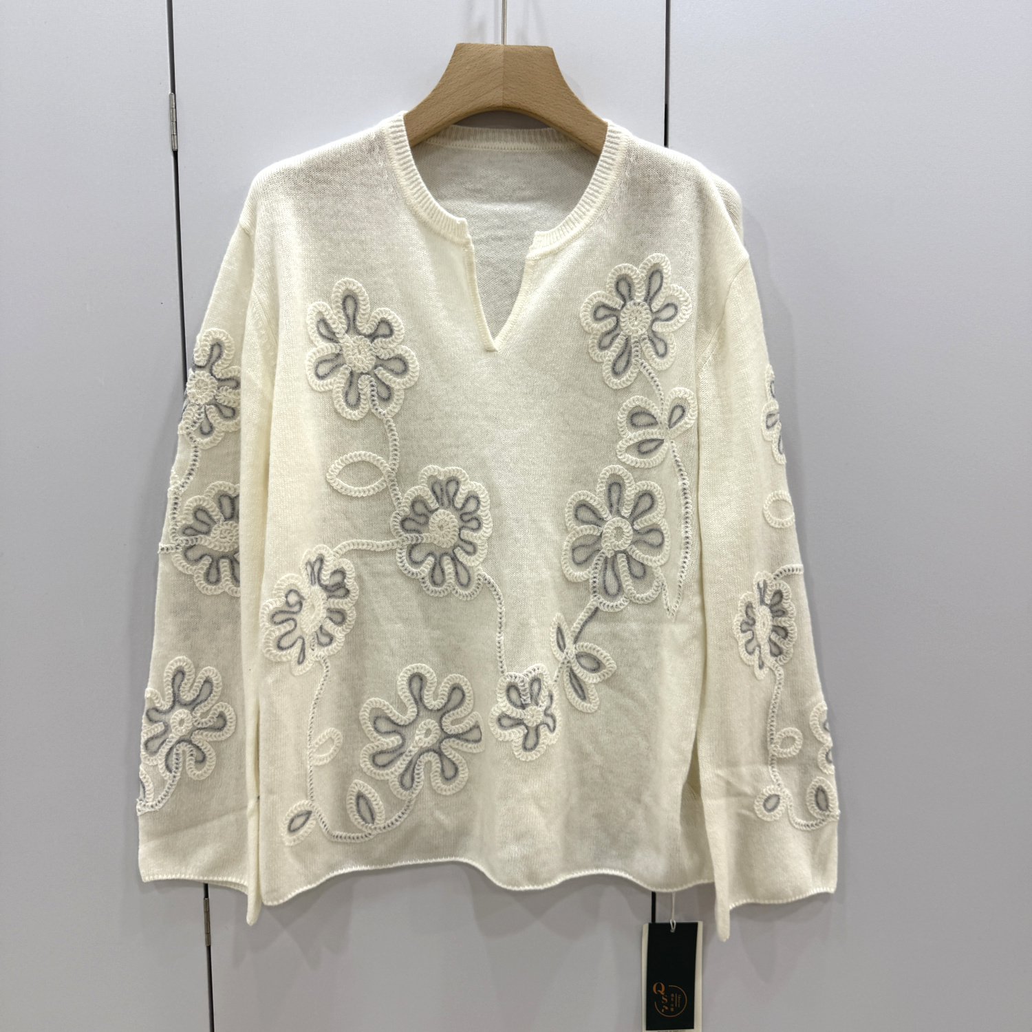 257-25188 欧洲站25秋剪刀领立体花朵刺绣高端山羊绒羊毛针织衫女