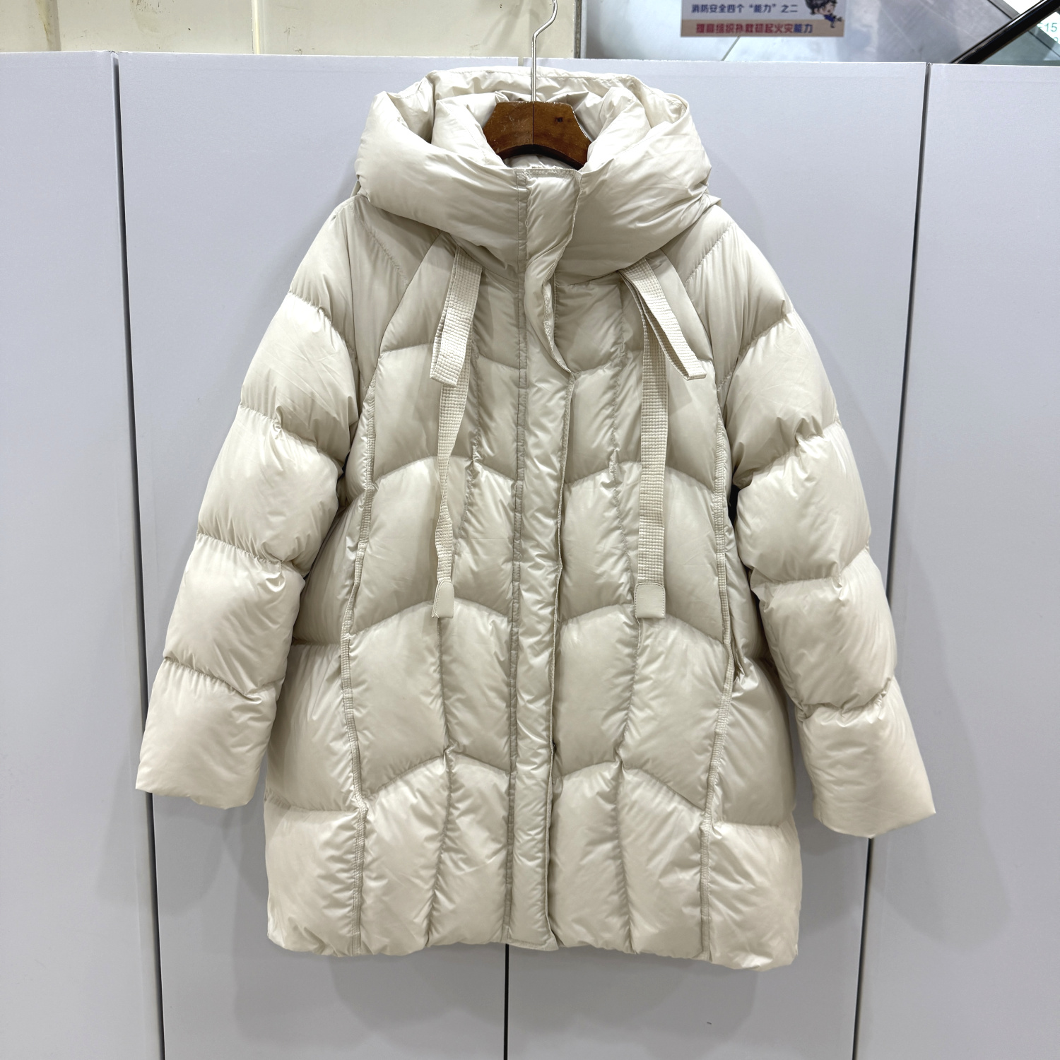 6519 欧洲站2025冬新款时尚飘带连帽水波纹加厚A字中长羽绒服女