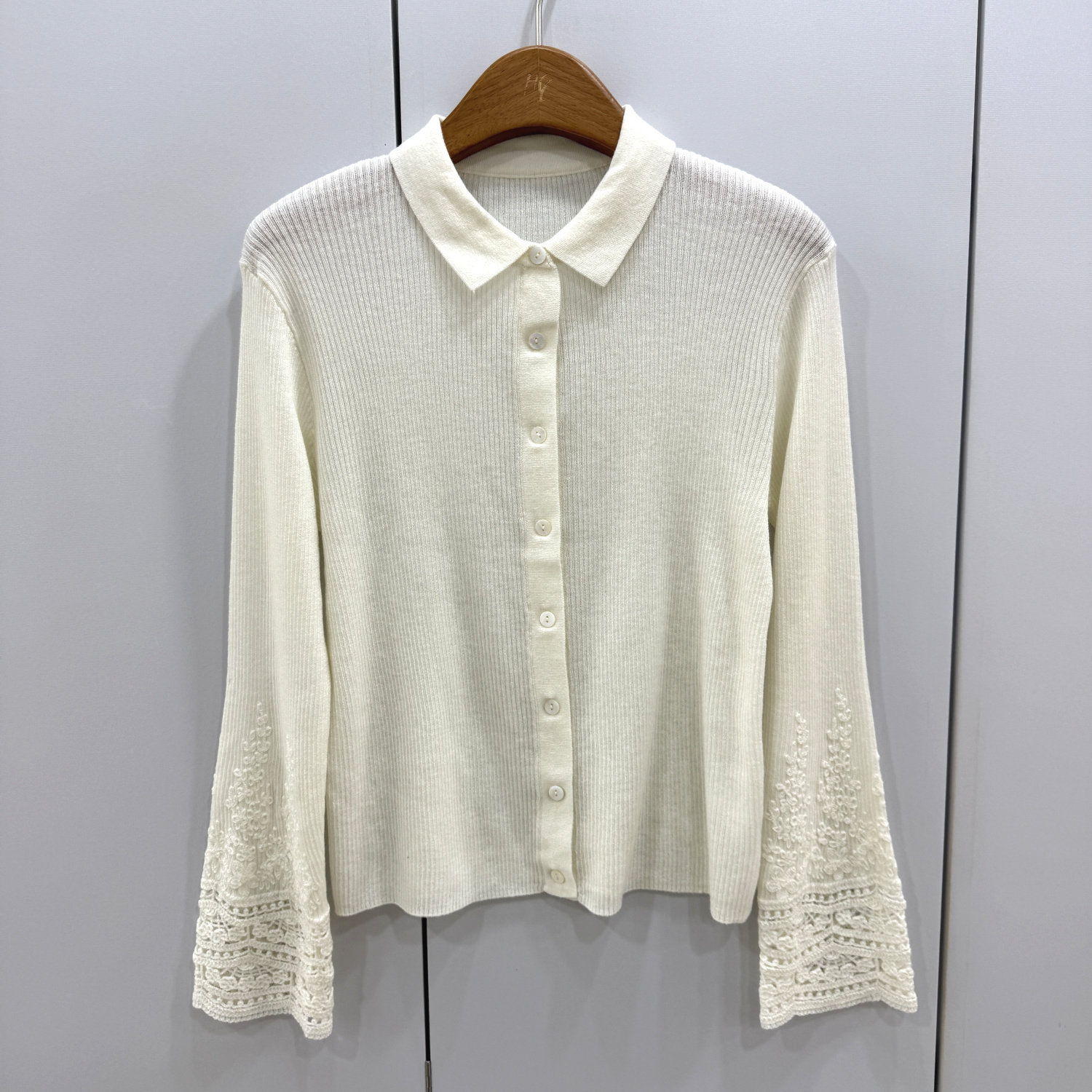 261026欧洲站2026春时尚翻领单排扣镂空刺绣袖口百搭显瘦针织上衣