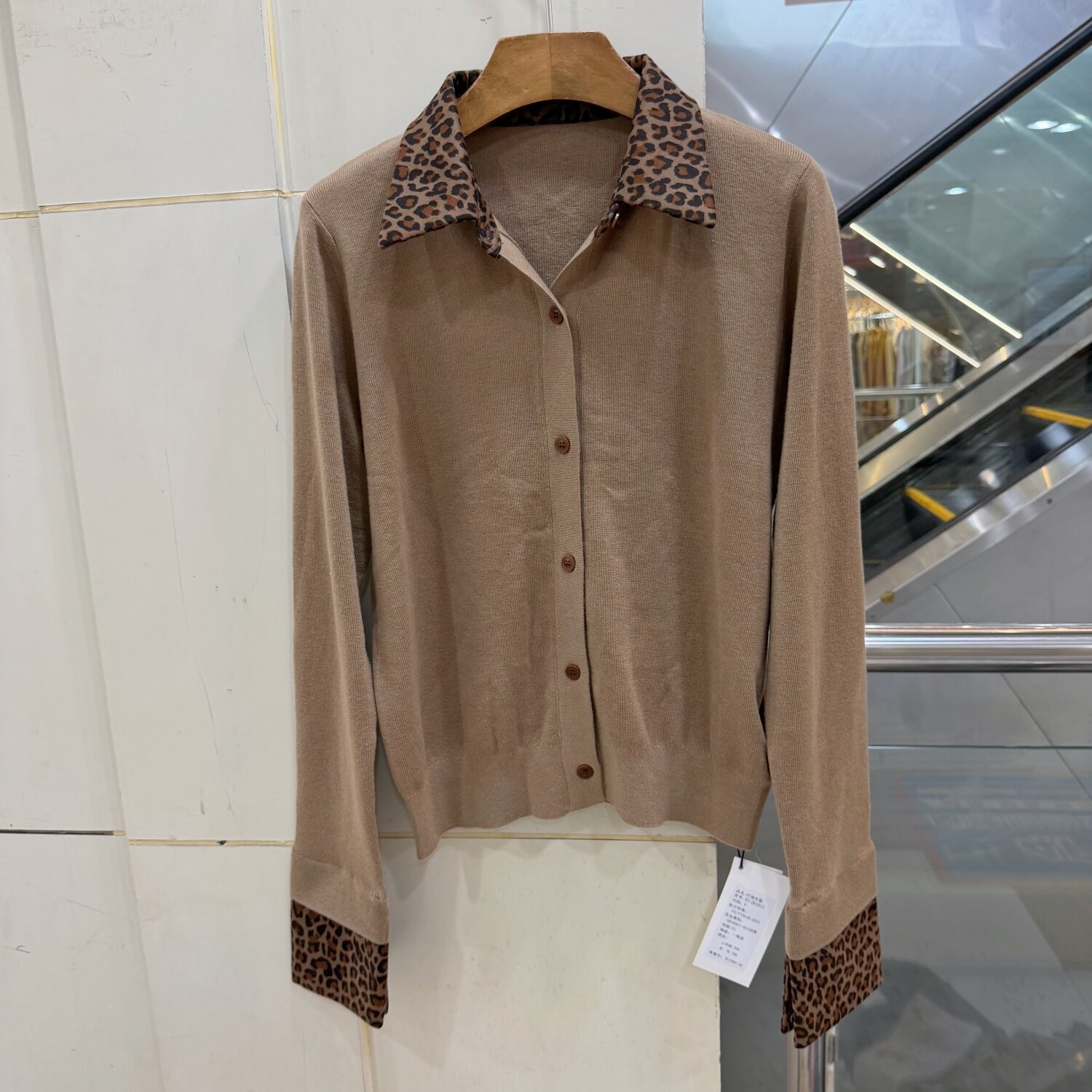XY-261612 豹纹麂皮绒拼接翻领袖口单排扣休闲羊毛羊绒毛衣开衫秋