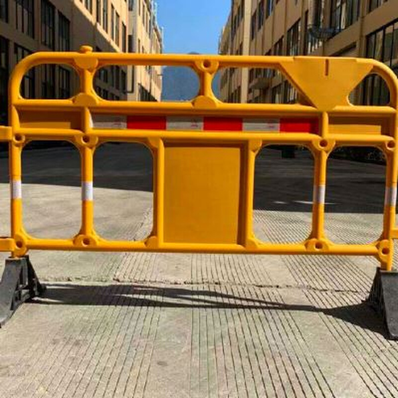 全新料塑料移动护栏铁马塑料胶马三孔水马电梯护栏施工围栏隔离栏