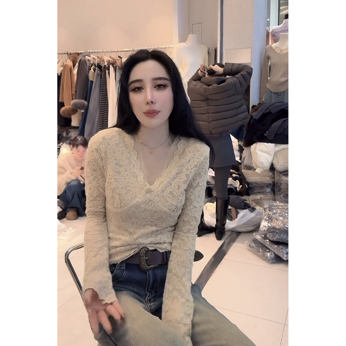 重工高货蕾丝V领打底衫女2025秋冬加绒保暖内搭别致洋气性感上衣