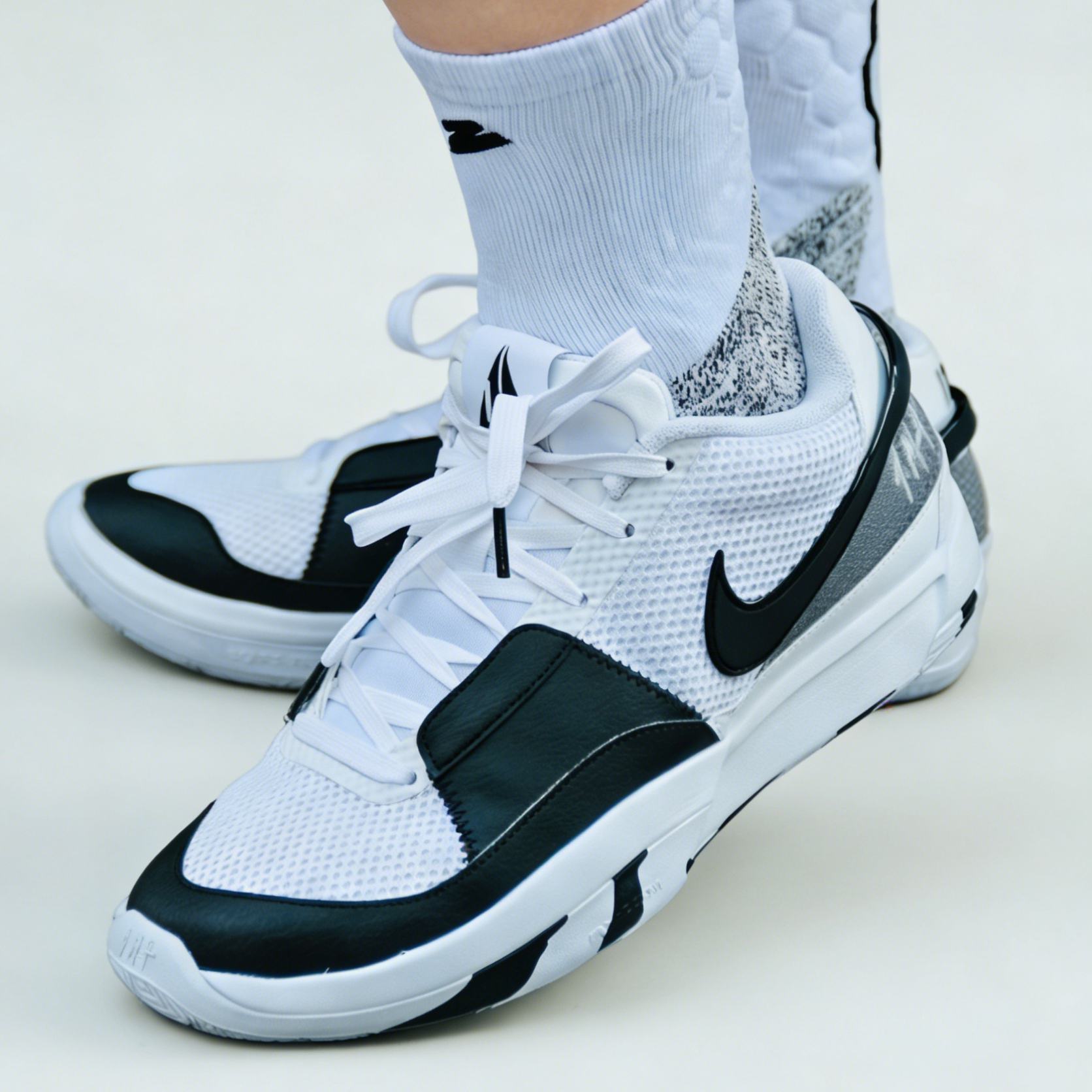 Nike Ja 1 EP 莫兰特1代 透气减震低帮篮球鞋 男款黑白DR8786-101