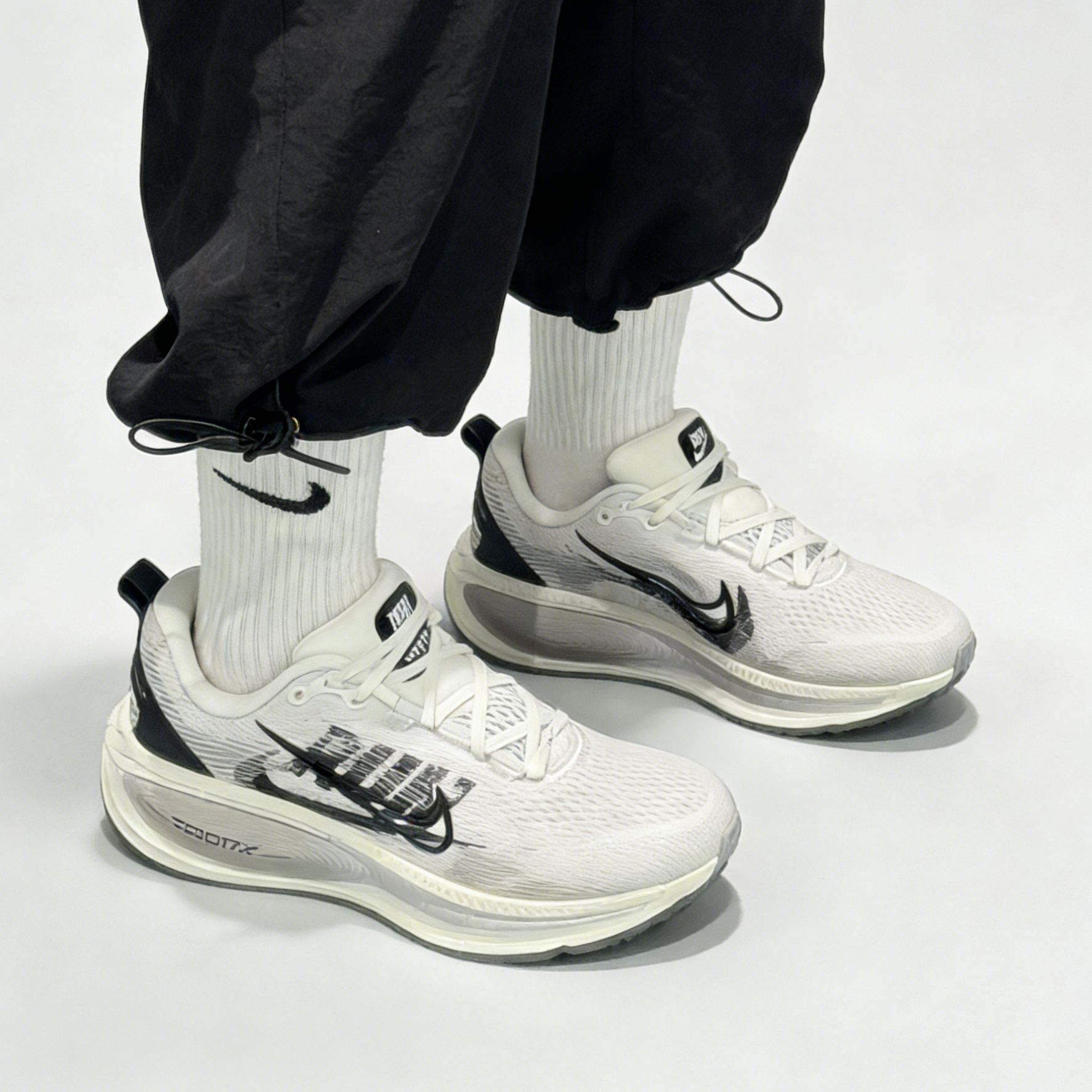 Nike Vomero 18 白色 舒适百搭 复古减震 跑步鞋 男款 IB5726-100