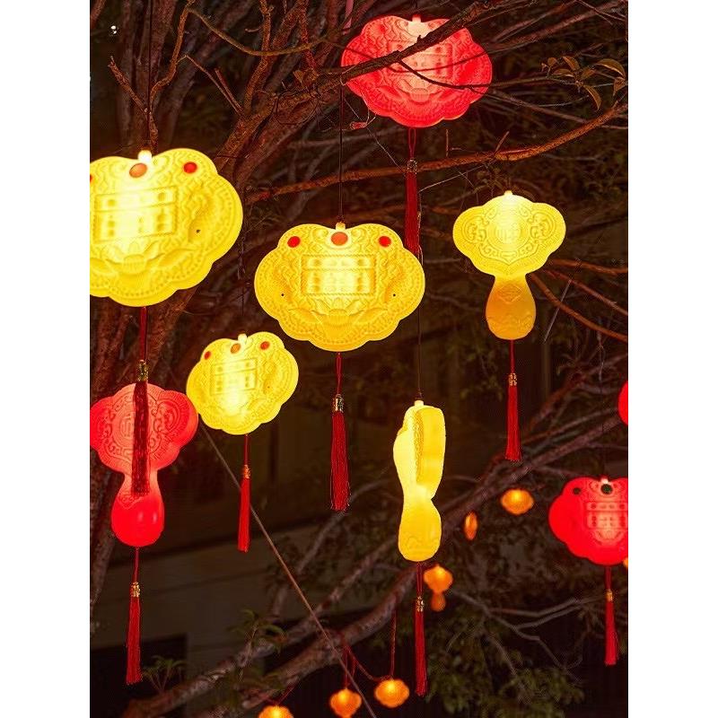 户外春节挂树上的彩灯平安锁红灯笼新春元旦树木亮化如意装饰灯