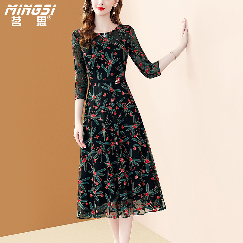 设计感刺绣春季网纱连衣裙