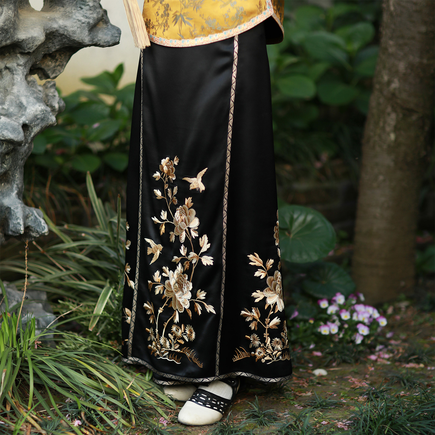 金庭戏雀丨2023夏季新款丨黑色醋酸缎绣花复古中式百搭半身马面裙