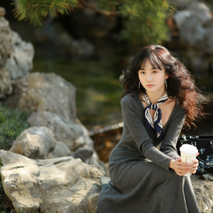 南枝春意丨一城风絮丨灰色复古U领羊毛长袖针织连衣裙收腰A摆内搭