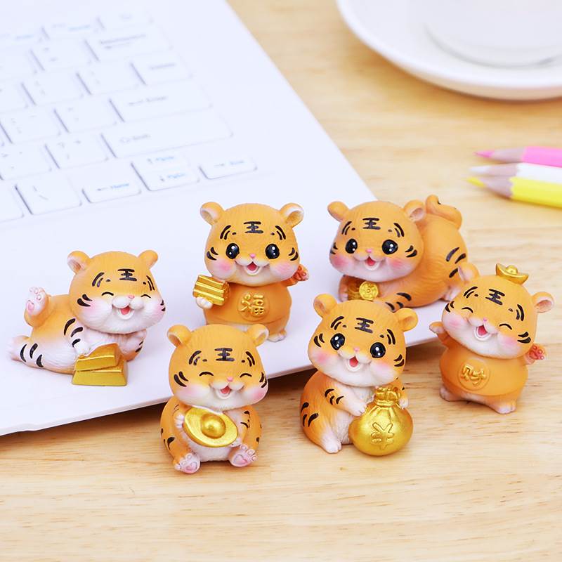 可爱招财小老虎办公室电脑桌面摆件创意汽车