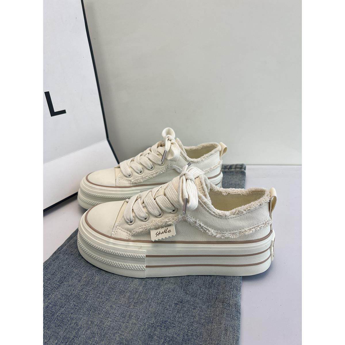 春季低帮薄款帆布鞋女生小众不撞款须边女款2026新款厚底小白鞋