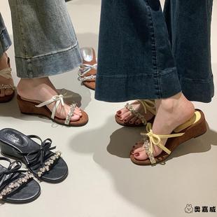 坡跟水钻蝴蝶结高级感一字拖鞋女2025年秋季新款度假高跟气质凉鞋