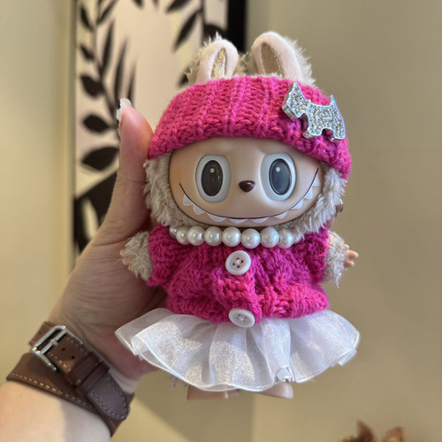 Labubu娃衣潮玩手办粉针织套装配珍珠链顶钻饰帽萌趣穿搭可爱爆表