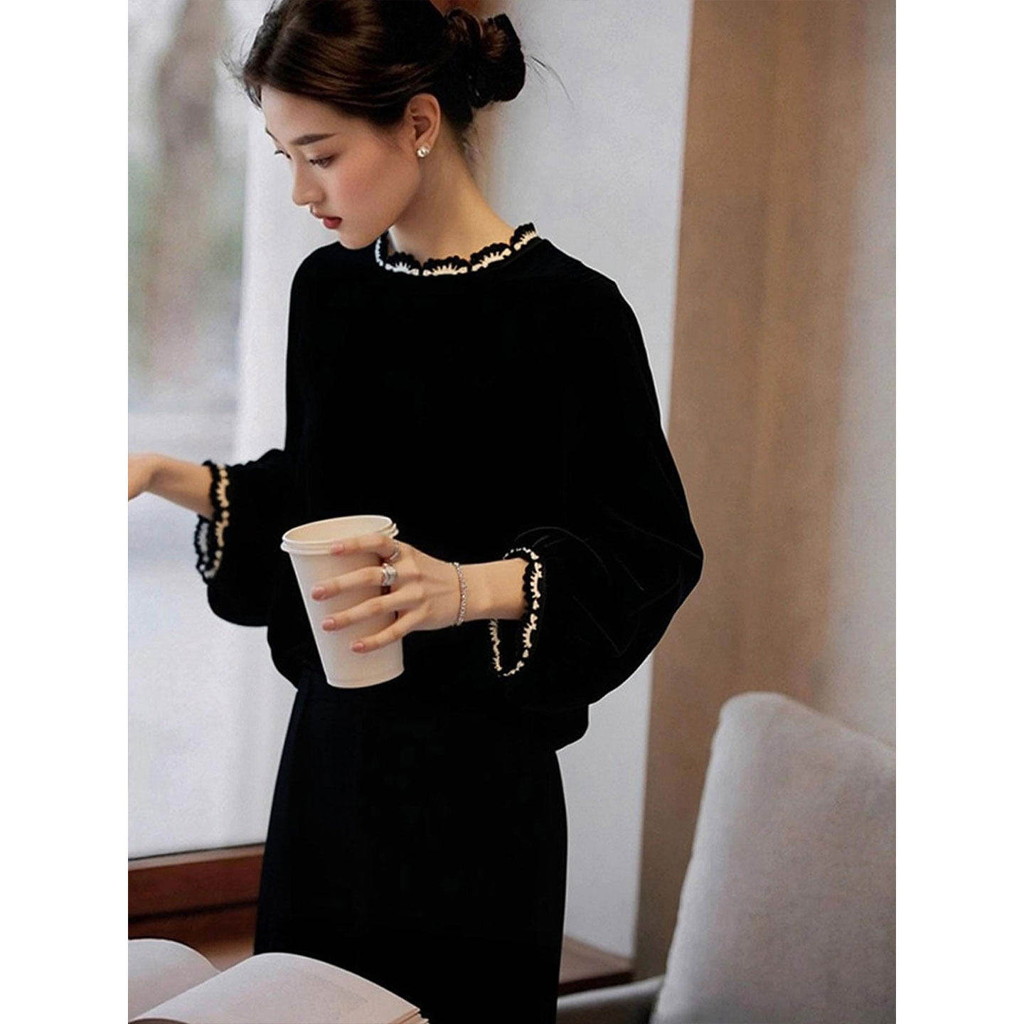 法式设计感黑色丝绒上衣女2026春季新款轻奢洋气时髦高级气质小衫