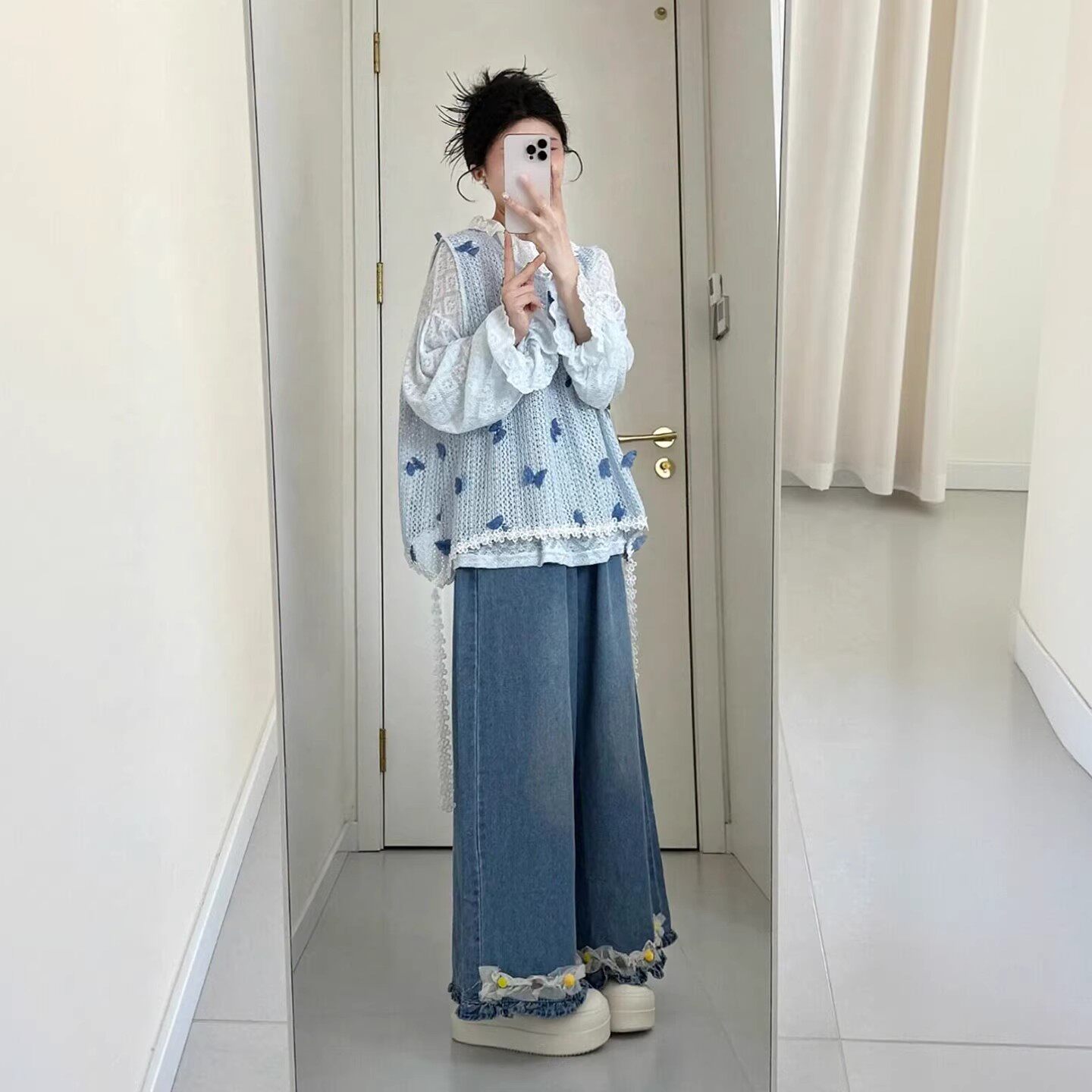 开春穿搭一整套超火减龄蝴蝶镂空马甲宽松叠穿衬衫牛仔裤三件套女