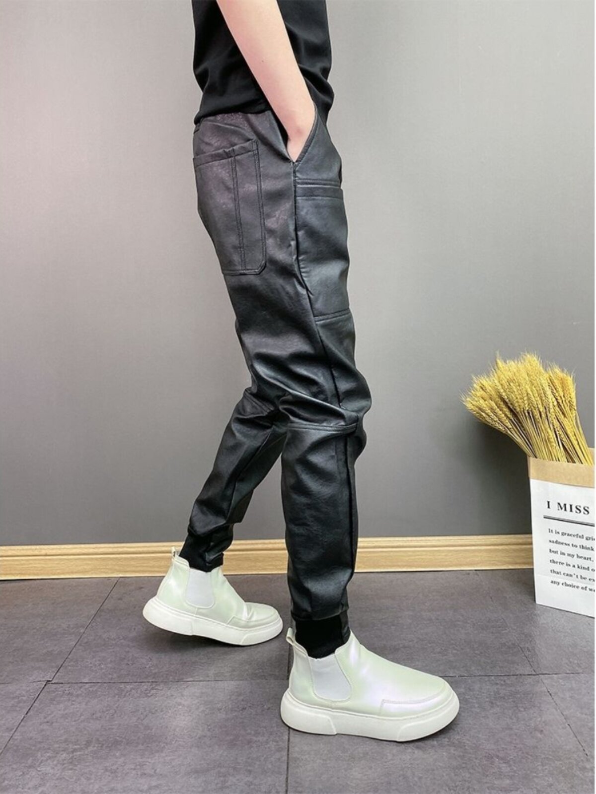 가을 겨울 남성 트렌디 한 벨벳 두꺼운 PU 가죽 바지 방풍 및 방수 6 포켓 솔리드 컬러 잘 생긴 캐주얼 바지