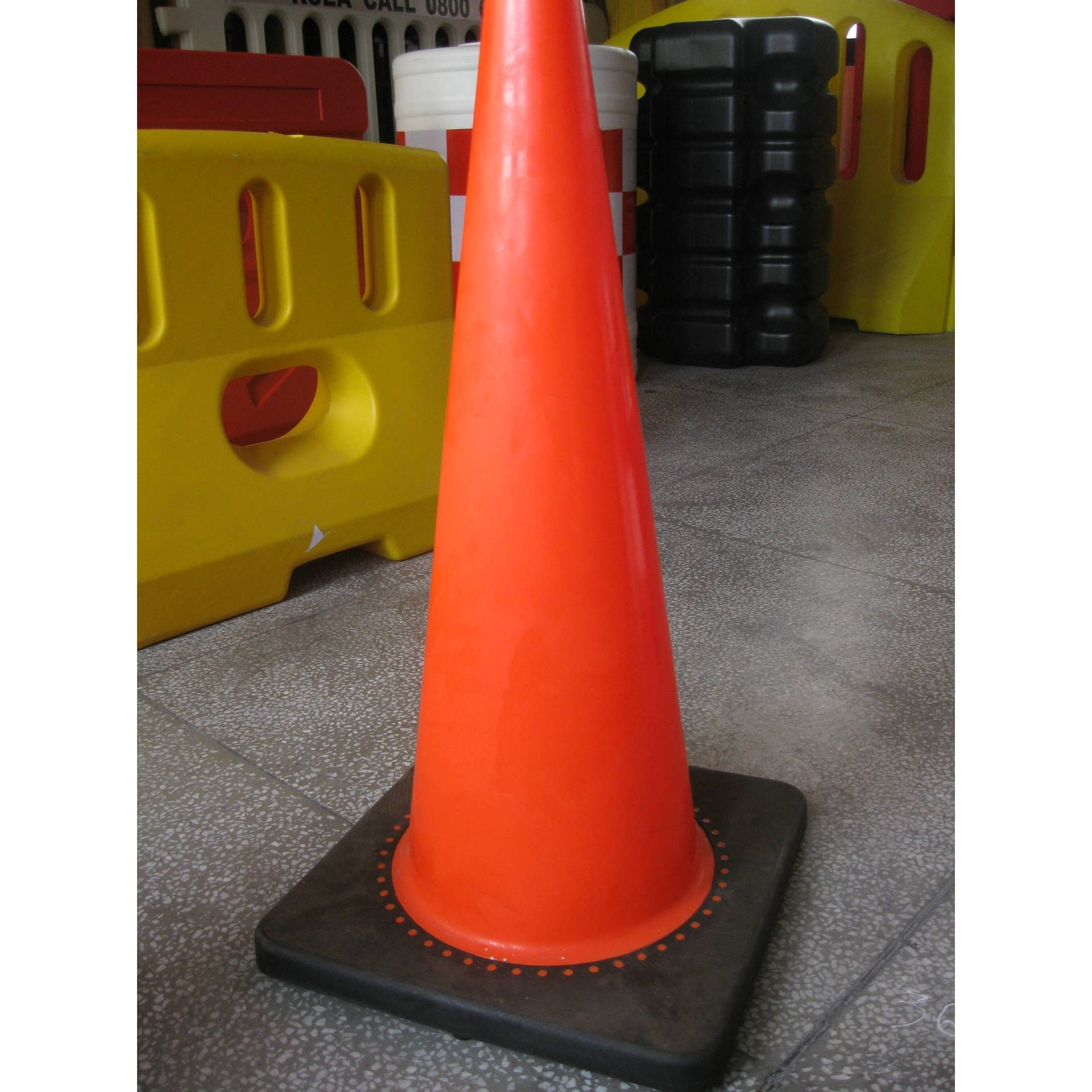 28英寸 出口 回料底pvc路锥 路障 路标 晶格贴膜 36*36cm底座