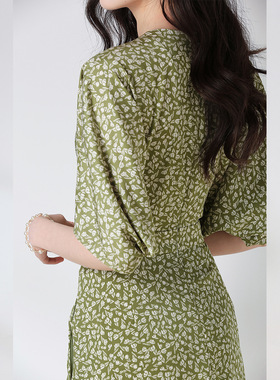 26春夏季新款茶歇法式绿色碎花裙轻熟风显瘦减龄v领连衣裙