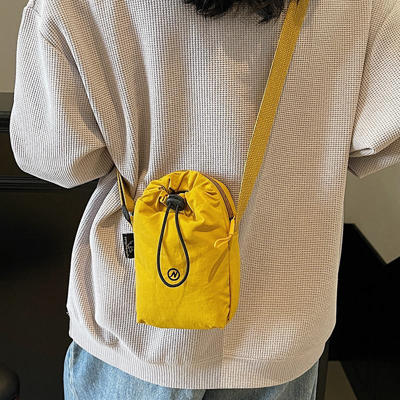手机包小斜挎女2025新款迷你小包随身手机袋装水杯夏季轻便女包包