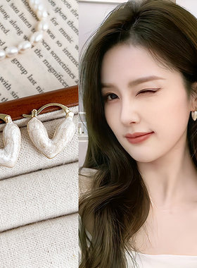 白色爱心耳环女简约高级感时尚气质耳钉2026新款爆款小众独特耳饰
