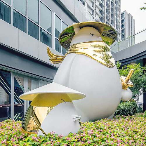 大型玻璃钢雕塑定制创意侠客熊美