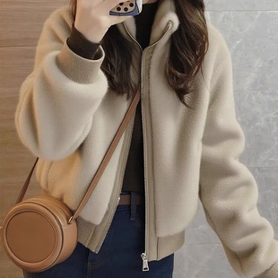 独特漂亮的初冬浅咖色毛茸茸加绒加厚小香风短款羊羔绒外套女冬季